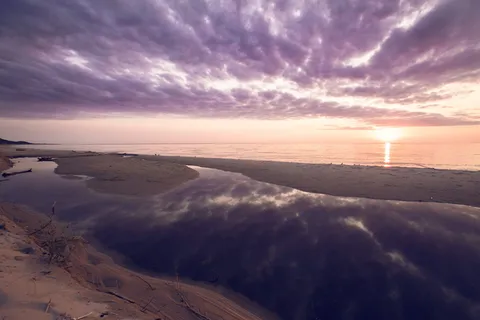 密歇根湖,美国,密歇根州北部,水中反射,反射,云,日落,水面上的太阳 密歇根湖,美国,密歇根州北部,水中反射,反射,云,日落,水面上的太阳