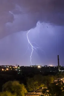 雷电、雷雨、夜间、风暴、闪电、城市、雨、社区 雷电、雷雨、夜间、风暴、闪电、城市、雨、社区