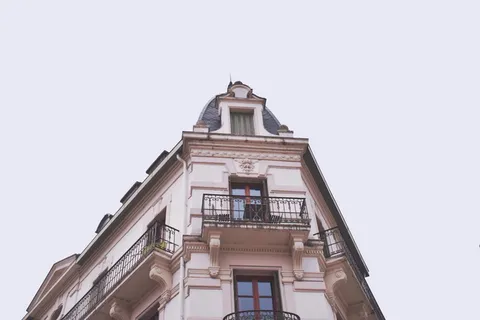 建筑物的低角度摄影 建筑物的低角度摄影