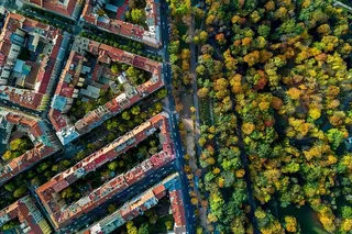 布拉格历史建筑和秋季公园的美景。鸟瞰图。