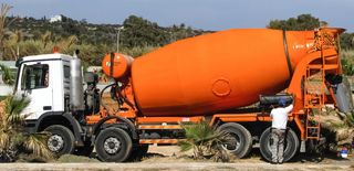 橙色，白色，搅拌车，白天，水泥搅拌机，卡车，混凝土，水泥