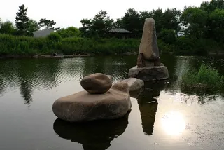 龙已经是成员了，延边、延吉、水、树、植物、倒影、湖