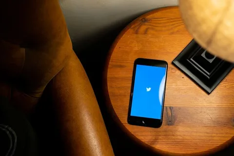 打开棕色木桌上的黑色iPhone