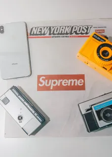 银色iPhone X附近有三个各式各样的摄像头 银色iPhone X附近有三个各式各样的摄像头