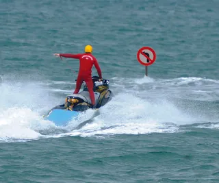 法国，拉罗谢尔，禁止左转，公路规范，海上。，夏日乐趣、假期、速度