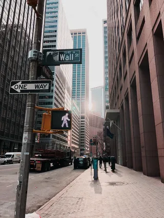 美国，纽约，纽约市，纽约市，华尔街75号，peekaboo，goldenhour，sun