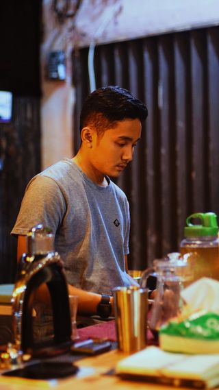 人，人，显示器，监视器，电子，屏幕，餐厅，货架