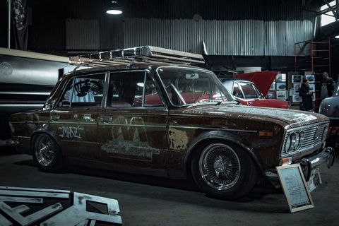 停放的棕色轿车