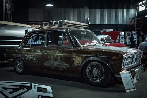 停放的棕色轿车