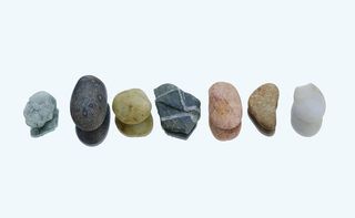 七种不同的鹅卵石，鹅卵石，行，颜色，反射，白色，自然，岩石