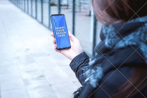 女孩在用她的现代智能手机。PSD模型