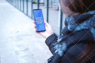 女孩在用她的现代智能手机。PSD模型