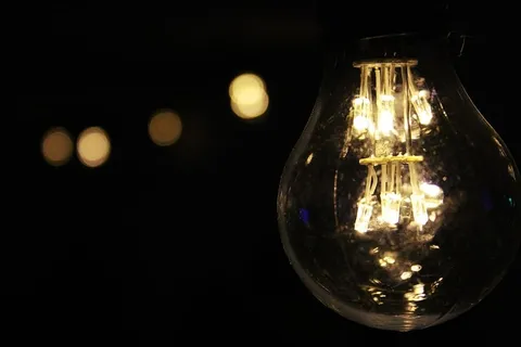 夜间点亮的灯泡 夜间点亮的灯泡