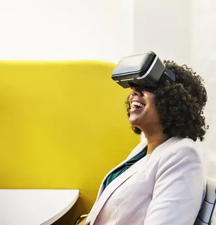 微笑的女人使用虚拟现实耳机