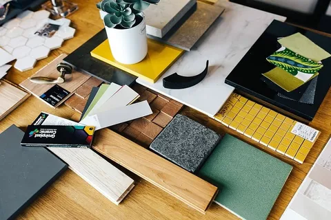 使用材料样品和剪纸的设计师 使用材料样品和剪纸的设计师