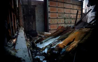 棕色金属围栏，建筑，无人，建筑结构，废弃，建筑，白天，建筑外部