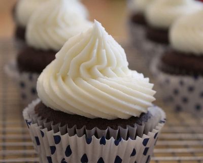 纸杯蛋糕，糖霜，巧克力，奶油奶酪，糖霜漩涡，甜食，蛋糕，甜食