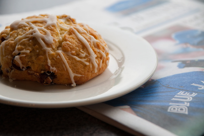 糕点，点心，烤饼，早餐，咖啡馆，早上，报纸，食物