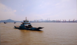 中国，长江，轮渡服务，船舶，工业区，棕色水域，航海船舶，水域