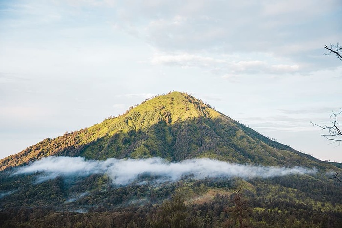 危地马拉多云的一座青山