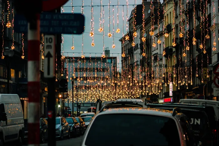 道路上的车辆，汽车，汽车，运输，车辆，城市，城市，城镇