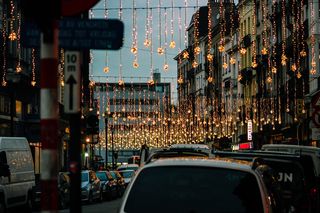 道路上的车辆，汽车，汽车，运输，车辆，城市，城市，城镇