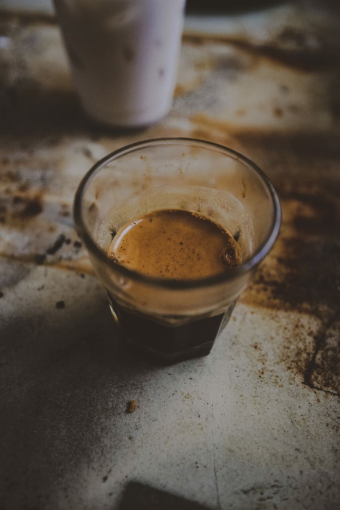 在白色表面上放一个玻璃杯