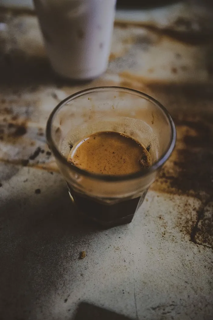 在白色表面上放一个玻璃杯