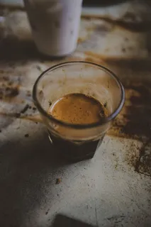 在白色表面上放一个玻璃杯 在白色表面上放一个玻璃杯