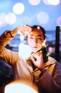 女性手持灯串的选择性聚焦摄影 女性手持灯串的选择性聚焦摄影