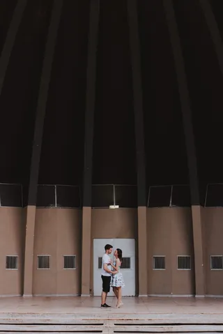 男人和女人挨在一起