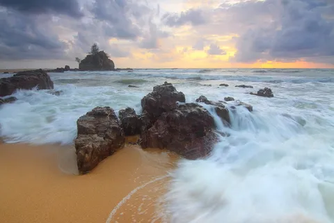 日落时的海岸,波浪,地标,海洋,景观,户外,日落,晴朗 日落时的海岸,波浪,地标,海洋,景观,户外,日落,晴朗