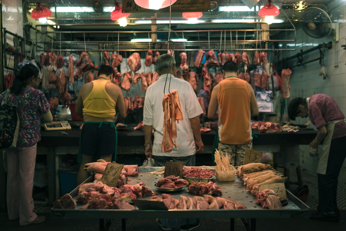 五个人身后的生肉展示