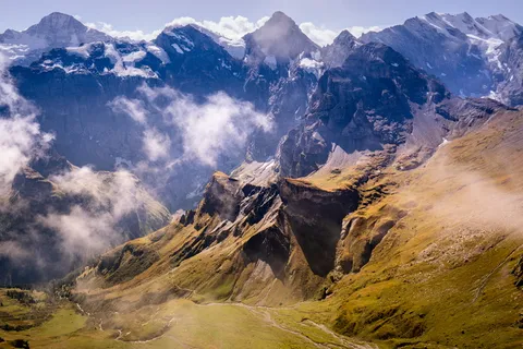 晴朗天空下的群山 晴朗天空下的群山