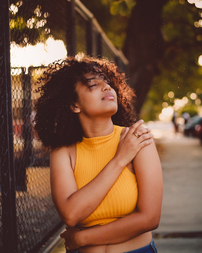 穿芥末上衣的女人