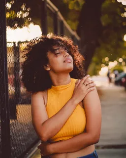 穿芥末上衣的女人