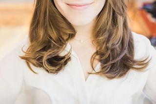 微笑的黑发女子照片