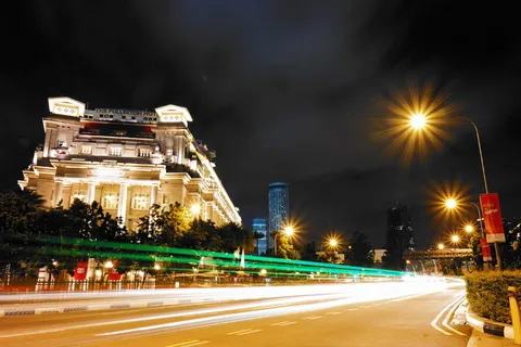 夜间米色建筑的延时摄影