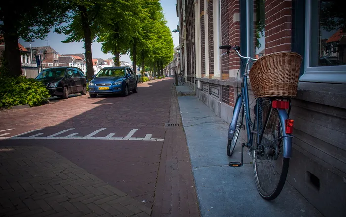 蓝色沙滩巡洋舰自行车，带篮子