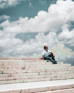 坐在水泥台阶上的男孩