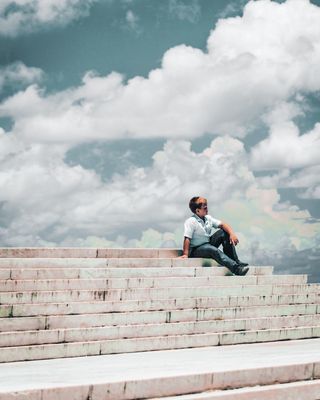 坐在水泥台阶上的男孩