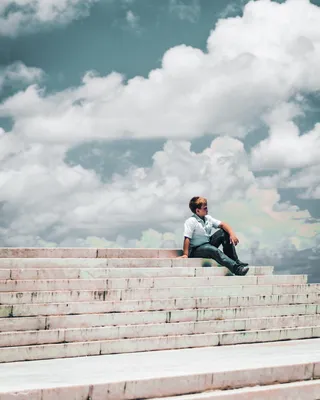 坐在水泥台阶上的男孩