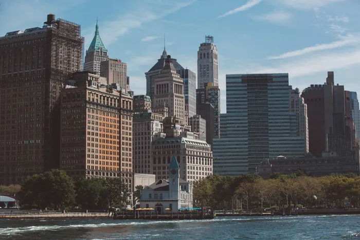 白天靠近水体的混凝土建筑