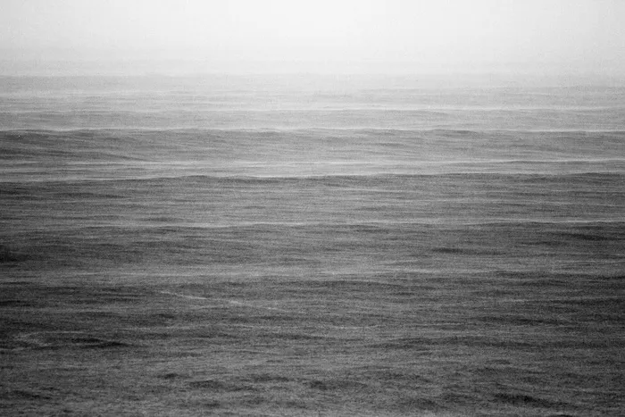 海、海岸、海洋、地平线、云、黑白、雾、雾