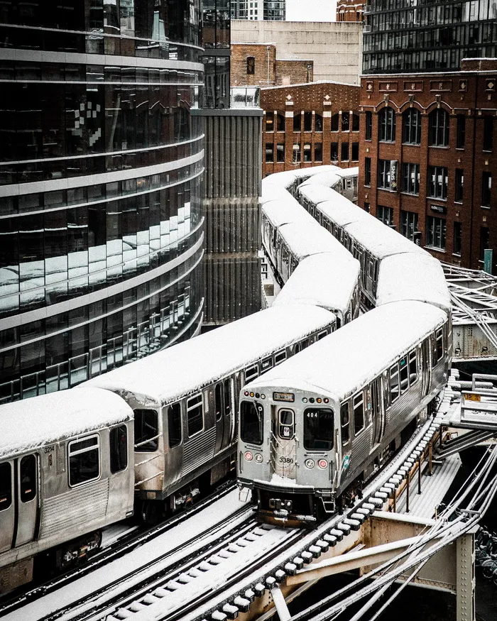 列车经过建筑物