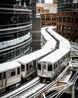 列车经过建筑物