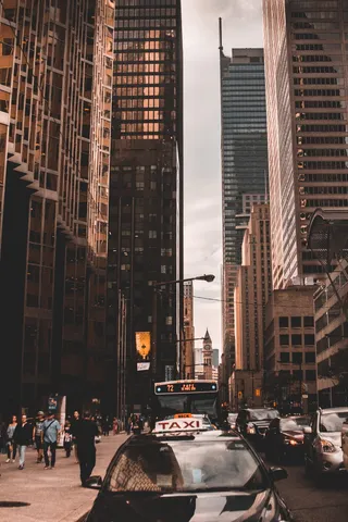 白天的黑色出租车和高层建筑