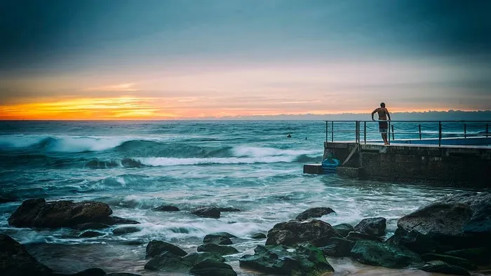 一名男子站在daytike海滨的混凝土码头上