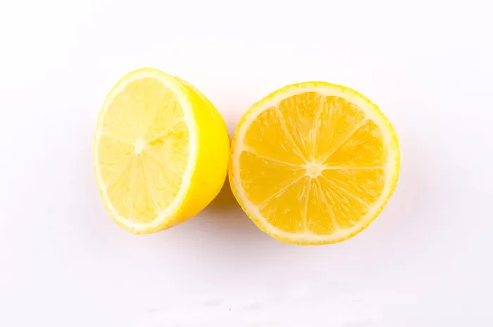 白色表面切片黄柠檬的特写照片
