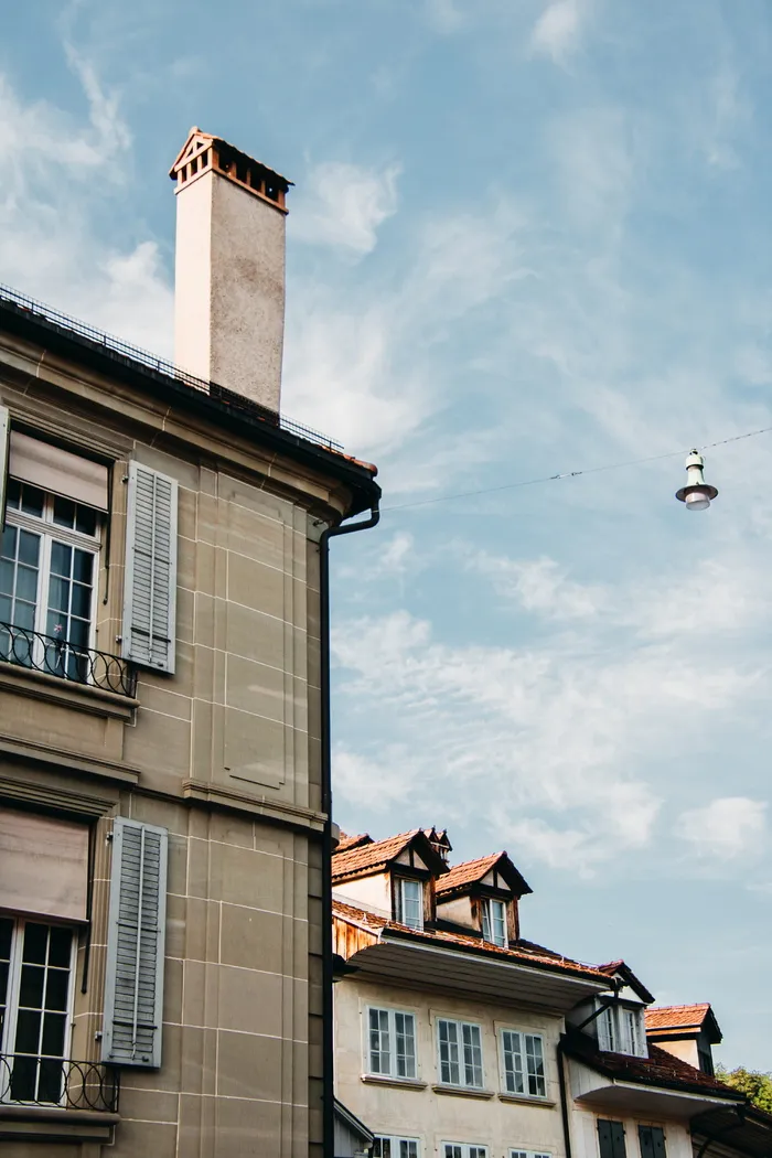 房屋附近的棕色混凝土结构